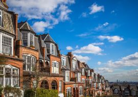 Lais Puzzle - London, England - Traditionelle Backsteinhäuser und Wohnungen an einem schönen Sommermorgen mit blauem Himmel und Wolken, aufgenommen von Muswell Hill - 1.000 Teile