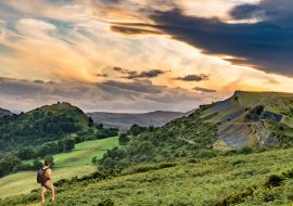 Lais Puzzle - Wanderer und Sonnenuntergang über dem Llangollen-Panorama - 1.000 Teile