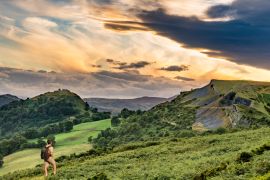 Lais Puzzle - Wanderer und Sonnenuntergang über dem Llangollen-Panorama - 2.000 Teile