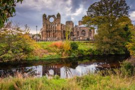 Lais Puzzle - Elgin Cathedral über dem Fluss Lossie / Die mittelalterliche Ruine der Elgin Cathedral wurde im dreizehnten Jahrhundert am Ufer des Flusses Lossie erbaut - 2.000 Teile