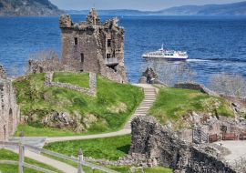 Lais Puzzle - Ruinen von Urquhart Castle vor einem Boot auf Loch Ness in Schottland - 1.000 Teile