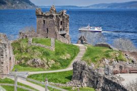 Lais Puzzle - Ruinen von Urquhart Castle vor einem Boot auf Loch Ness in Schottland - 2.000 Teile