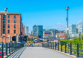 Lais Puzzle - Blick auf das Geschäftszentrum von Liverpool durch das Albert Dock, England - 1.000 Teile