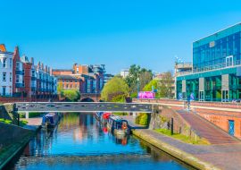 Lais Puzzle - Blick auf Backsteingebäude entlang eines Wasserkanals im Zentrum von Birmingham, England - 1.000 Teile