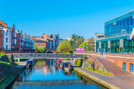 Lais Puzzle - Blick auf Backsteingebäude entlang eines Wasserkanals im Zentrum von Birmingham, England - 2.000 Teile