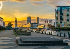 Lais Puzzle - Blick auf eine Promenade am Fluss Irwell in Salford, England - 1.000 Teile