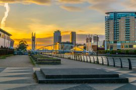 Lais Puzzle - Blick auf eine Promenade am Fluss Irwell in Salford, England - 2.000 Teile