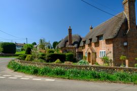 Lais Puzzle - Frühlingssonne am Nachmittag im Dorf Beauworth, Hampshire, England - 2.000 Teile