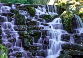 Lais Puzzle - Der ornamentale Kaskaden-Wasserfall mit violettem Wasser in Virginia Water, Surrey, UK - 1.000 Teile