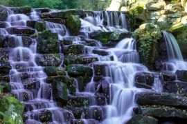 Lais Puzzle - Der ornamentale Kaskaden-Wasserfall mit violettem Wasser in Virginia Water, Surrey, UK - 2.000 Teile