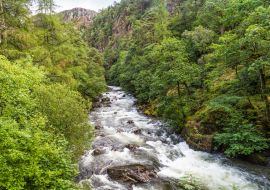 Lais Puzzle - Der Fluss Glaslyn fließt durch das Beddgelert-Tal im Herzen des Smowdonia-Nationalparks in Gwynedd, Wales, UK - 1.000 Teile