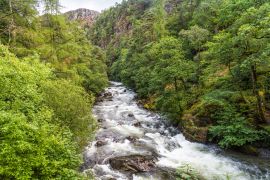 Lais Puzzle - Der Fluss Glaslyn fließt durch das Beddgelert-Tal im Herzen des Smowdonia-Nationalparks in Gwynedd, Wales, UK - 2.000 Teile