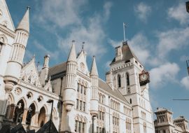 Lais Puzzle - Fassade des Royal Courts Justice an einem sonnigen Tag, mit blauem Himmel und Wolken im Hintergrund, in London, Vereinigtes Königreich - 1.000 Teile