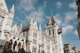 Lais Puzzle - Fassade des Royal Courts Justice an einem sonnigen Tag, mit blauem Himmel und Wolken im Hintergrund, in London, Vereinigtes Königreich - 2.000 Teile