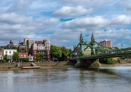 Lais Puzzle - Die Hammersmith Bridge, eine Hängebrücke, die die Themse im Westen Londons überquert. Hammersmith ist im Hintergrund, aufgenommen von Barnes aus - 1.000 Teile