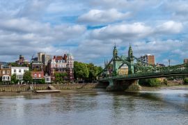 Lais Puzzle - Die Hammersmith Bridge, eine Hängebrücke, die die Themse im Westen Londons überquert. Hammersmith ist im Hintergrund, aufgenommen von Barnes aus - 2.000 Teile