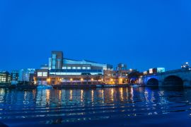 Lais Puzzle - John Lewis-Gebäude und die Themse in der Abenddämmerung, Kingston, Surrey, England, UK - 2.000 Teile