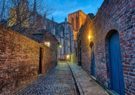 Lais Puzzle - Kleine gepflasterte Gasse in York bei Nacht mit dem berühmten Minster im Hintergrund - 1.000 Teile