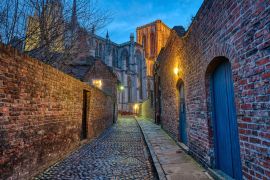 Lais Puzzle - Kleine gepflasterte Gasse in York bei Nacht mit dem berühmten Minster im Hintergrund - 2.000 Teile