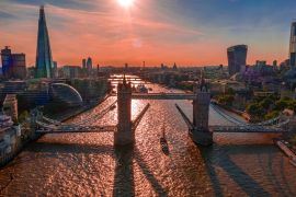 Lais Puzzle - London mit der Themse, die in der Nähe der Tower Bridge, der Londoner City und der Westminster Abbey durch die Stadt fließt - 2.000 Teile