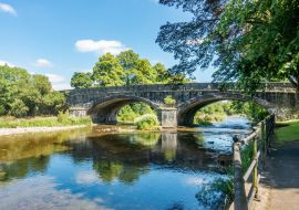 Lais Puzzle - Der Oberlauf des Flusses Severn im öffentlichen Park von Llanidloes, Mittelwales, Vereinigtes Königreich, mit einer Steinbrücke in der Ferne - 1.000 Teile