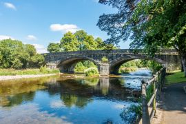 Lais Puzzle - Der Oberlauf des Flusses Severn im öffentlichen Park von Llanidloes, Mittelwales, Vereinigtes Königreich, mit einer Steinbrücke in der Ferne - 2.000 Teile