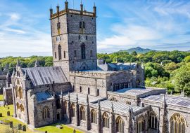 Lais Puzzle - Die Kathedrale von St. Davids, eine religiöse Stätte, in der seit dem 6. Jahrhundert täglich gebetet wird, in der Stadt St. Davids, Pembrokeshire, Wales - 1.000 Teile