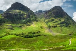 Lais Puzzle - Spektakulärer Blick über Aonach Dubh und Gearr Aonach vom Glencoe-Tal an einem sonnigen Sommertag, Schottland, UK - 2.000 Teile