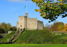 Lais Puzzle - Cardiff Castle von außen im Zentrum von Cardiff in der Herbstsonne - 1.000 Teile