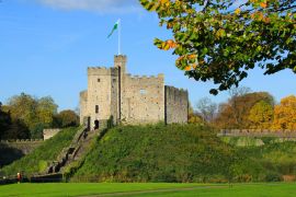 Lais Puzzle - Cardiff Castle von außen im Zentrum von Cardiff in der Herbstsonne - 2.000 Teile
