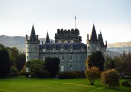 Lais Puzzle - Ein Blick auf die Burg von Inveraray an einem sonnigen Tag. Innere Hebriden, Argyll und Bute, Schottland, UK - 1.000 Teile