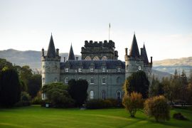 Lais Puzzle - Ein Blick auf die Burg von Inveraray an einem sonnigen Tag. Innere Hebriden, Argyll und Bute, Schottland, UK - 2.000 Teile