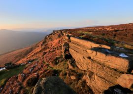 Lais Puzzle - Frühlingslandschaft über den Gritstone-Felsformationen, Stanage Edge, Grafschaft Derbyshire; Peak District National Park; England; UK - 1.000 Teile