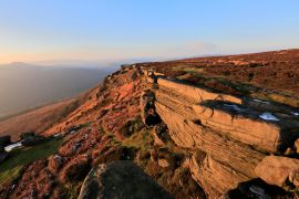 Lais Puzzle - Frühlingslandschaft über den Gritstone-Felsformationen, Stanage Edge, Grafschaft Derbyshire; Peak District National Park; England; UK - 2.000 Teile