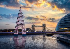 Lais Puzzle - Die Tower Bridge in London, Großbritannien, im Winter bei Sonnenaufgang mit einem festlich geschmückten Weihnachtsbaum davor - 1.000 Teile