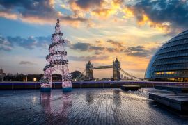 Lais Puzzle - Die Tower Bridge in London, Großbritannien, im Winter bei Sonnenaufgang mit einem festlich geschmückten Weihnachtsbaum davor - 2.000 Teile