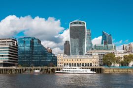 Lais Puzzle - Londoner Stadtteil mit Wolkenkratzern und einem Boot auf der Themse - 2.000 Teile