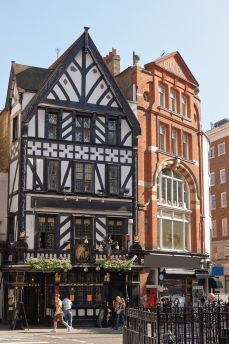 Lais Puzzle - George Pub in der Great Portland Street, West London in England. Menschen in der Umgebung - 2.000 Teile