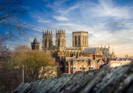 Lais Puzzle - York Minster Cathedral mit blauem Himmel und Burgmauern - 1.000 Teile