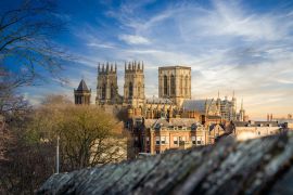Lais Puzzle - York Minster Cathedral mit blauem Himmel und Burgmauern - 2.000 Teile