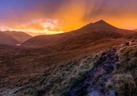 Lais Puzzle - Schönes Tal mit Wasserreservoir in den Mourne Mountains zur goldenen Stunde und dramatischem Sonnenuntergang. Mourne Mountains, höchster Gebirgszug in Nordirland - 1.000 Teile