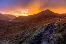 Lais Puzzle - Schönes Tal mit Wasserreservoir in den Mourne Mountains zur goldenen Stunde und dramatischem Sonnenuntergang. Mourne Mountains, höchster Gebirgszug in Nordirland - 2.000 Teile