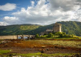 Lais Puzzle - Eilean Donan Castle aus dem 13. Jahrhundert in der Mitte von drei Seen - Alsh, Duich, Long, in Dornie, Kyle of Lochalsh, Schottland, UK - 1.000 Teile