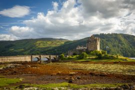 Lais Puzzle - Eilean Donan Castle aus dem 13. Jahrhundert in der Mitte von drei Seen - Alsh, Duich, Long, in Dornie, Kyle of Lochalsh, Schottland, UK - 2.000 Teile