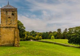 Lais Puzzle - Blick auf eine mittelalterliche Ruine im Abington Park, Northampton, UK, im Sommer - 1.000 Teile