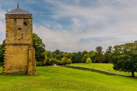 Lais Puzzle - Blick auf eine mittelalterliche Ruine im Abington Park, Northampton, UK, im Sommer - 2.000 Teile