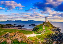 Lais Puzzle - Blick auf den Leuchtturm auf der Insel Llanddwyn an der Küste von Anglesey in Nordwales bei Sonnenuntergang - 1.000 Teile