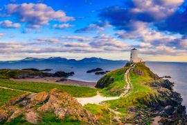 Lais Puzzle - Blick auf den Leuchtturm auf der Insel Llanddwyn an der Küste von Anglesey in Nordwales bei Sonnenuntergang - 2.000 Teile