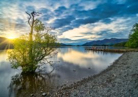 Lais Puzzle - Sonnenuntergang mit dramatischen Wolken und Holzsteg am Derwentwater Lake im Lake District, UK - 1.000 Teile