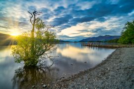 Lais Puzzle - Sonnenuntergang mit dramatischen Wolken und Holzsteg am Derwentwater Lake im Lake District, UK - 2.000 Teile